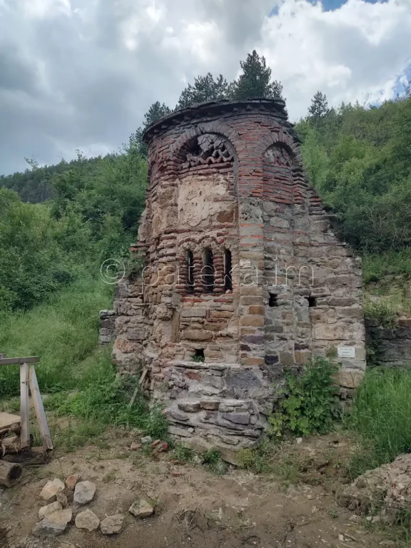 Църквата Св. св. Козма и Дамян край с. Мърводол