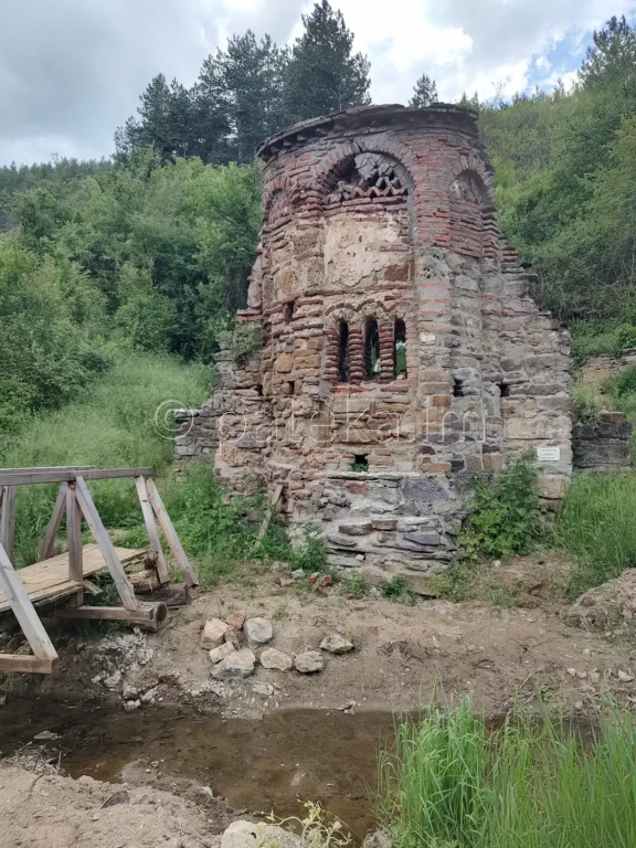 Църквата Св. св. Козма и Дамян край с. Мърводол