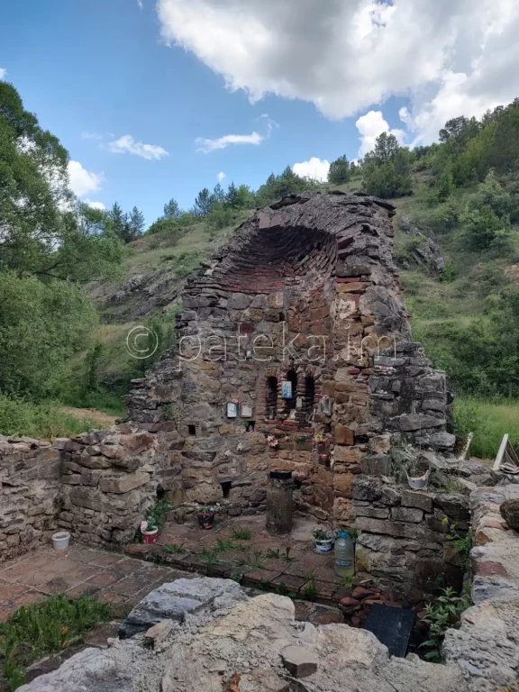 Църквата Св. св. Козма и Дамян край с. Мърводол отвътре