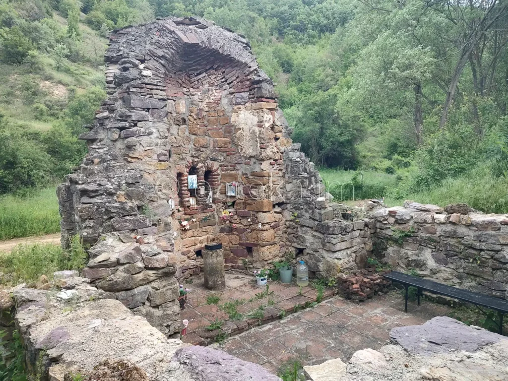 Църквата Св. св. Козма и Дамян край с. Мърводол отвътре