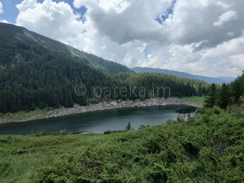 Гледка към Сухото езеро от пътеката към водопада