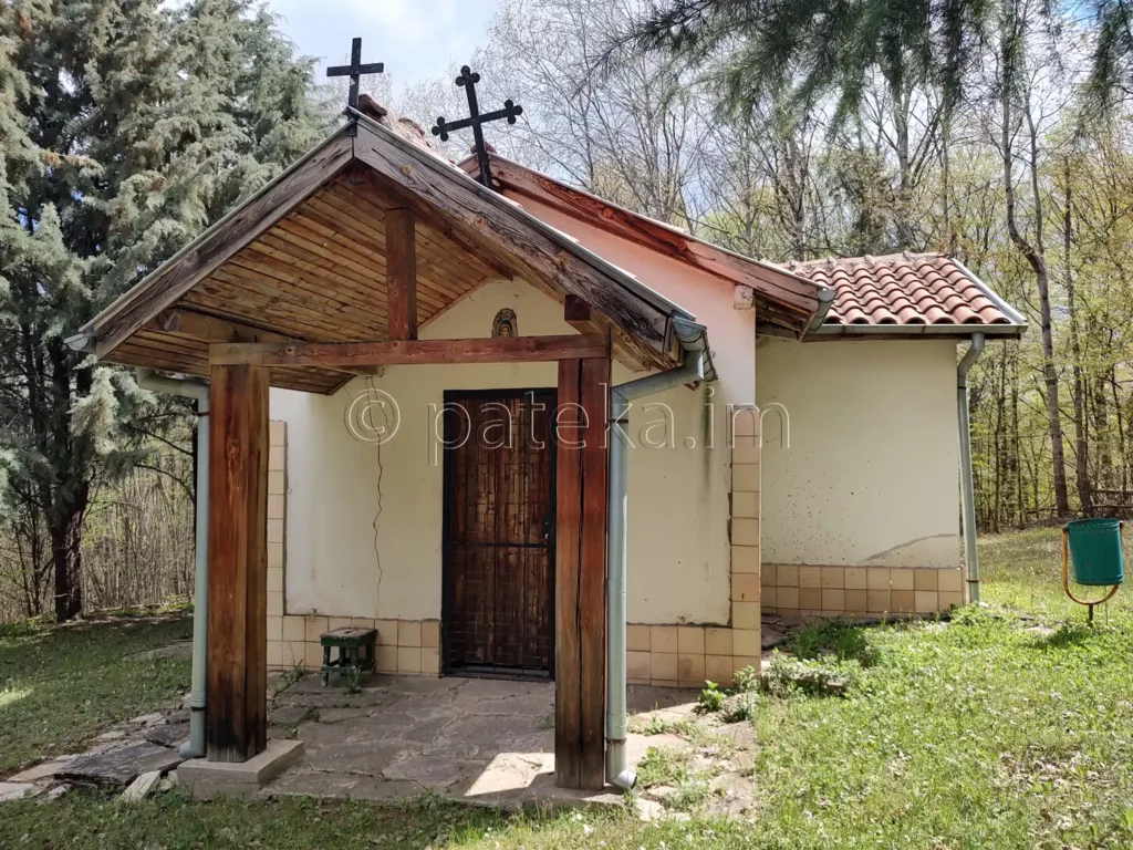Църквата Св. Спас в непосредствена близост до Беловската базилика