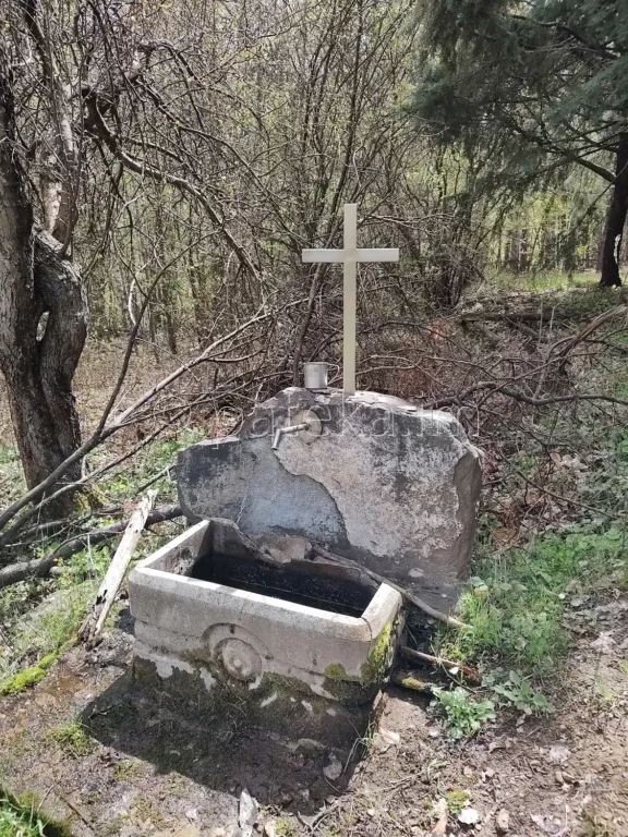 Чешма на пътя, пред църквата Св. Спас