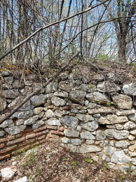Останки от сгради в Левке