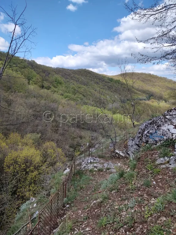 Гледка от площадката пред входа на пещера Соколова скала
