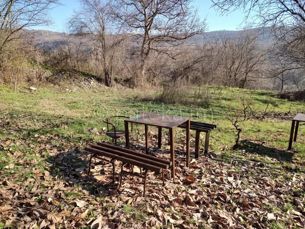 Маса и пейки край църквата Св. Тодор край Бобошево
