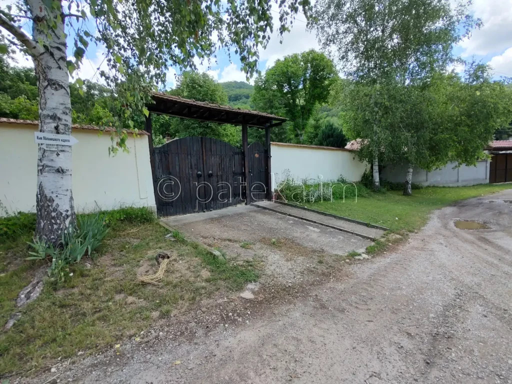 Табелка за Ябланишкото ждрело в с. Банкя