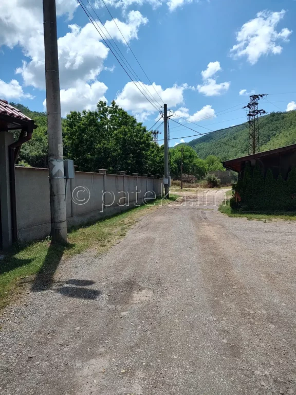 Улицата, по която се тръгва към екопътеката в Ябланишкото ждрело