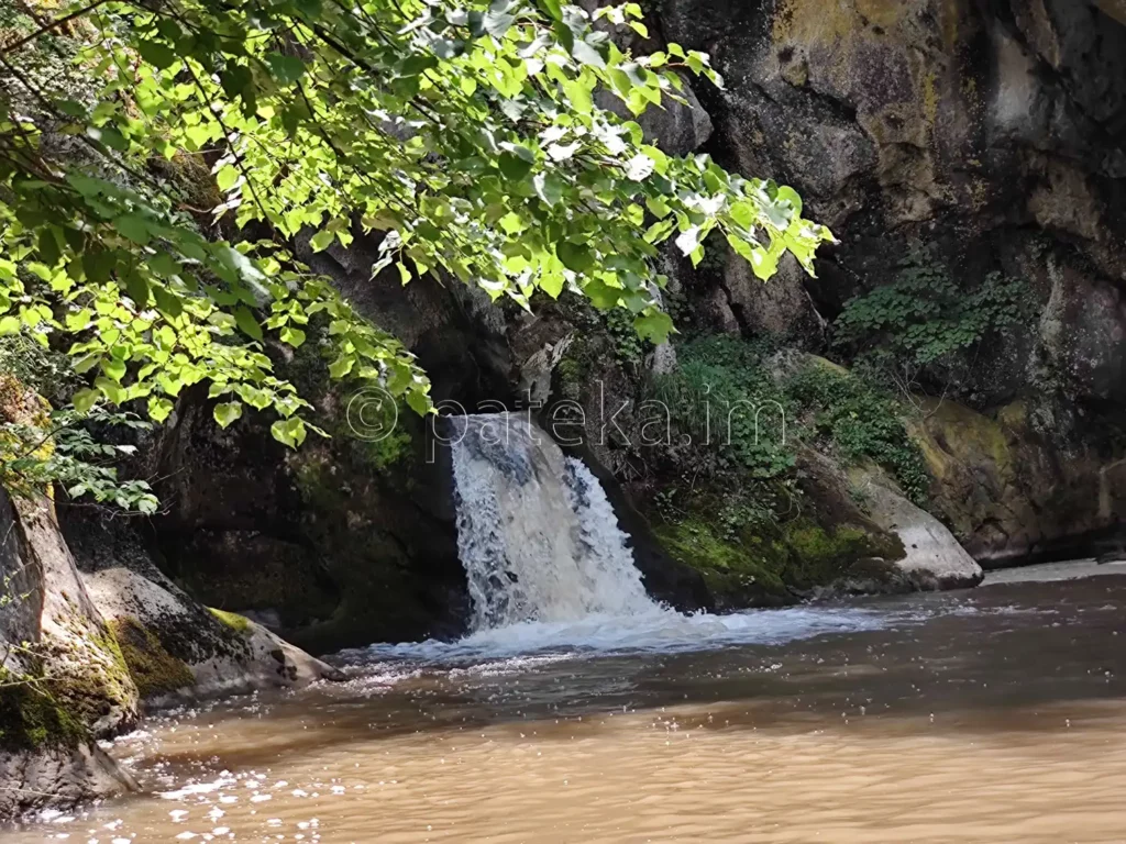 Водопадът при Зелени вир на река Ябланица