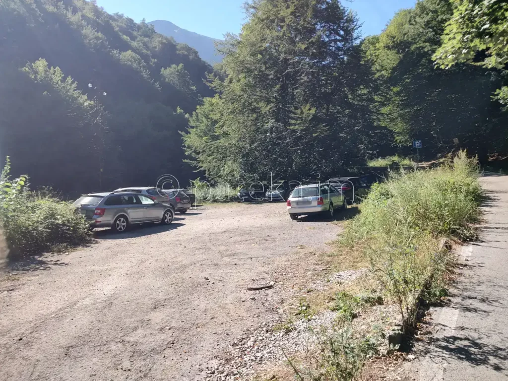 Паркинг в м. Мазането, начална точка на пешеходния маршрут за хижа Плевен