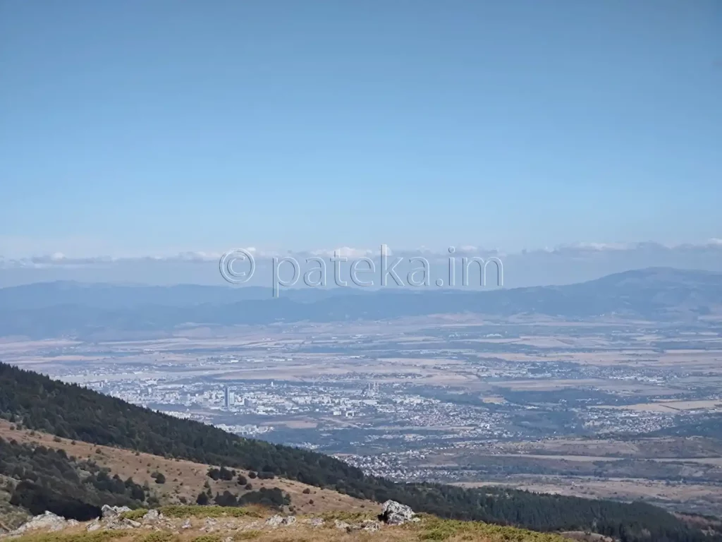 Гледка към София и Стара планина от връх Белчева скала на Витоша