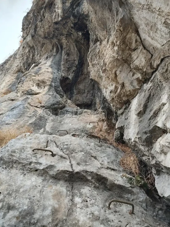 Стъпалата към пещера Меча дупка Лютиброд