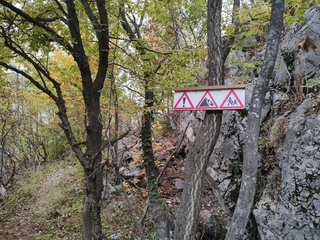Табелка по маршрута на екопътека Просечен камик