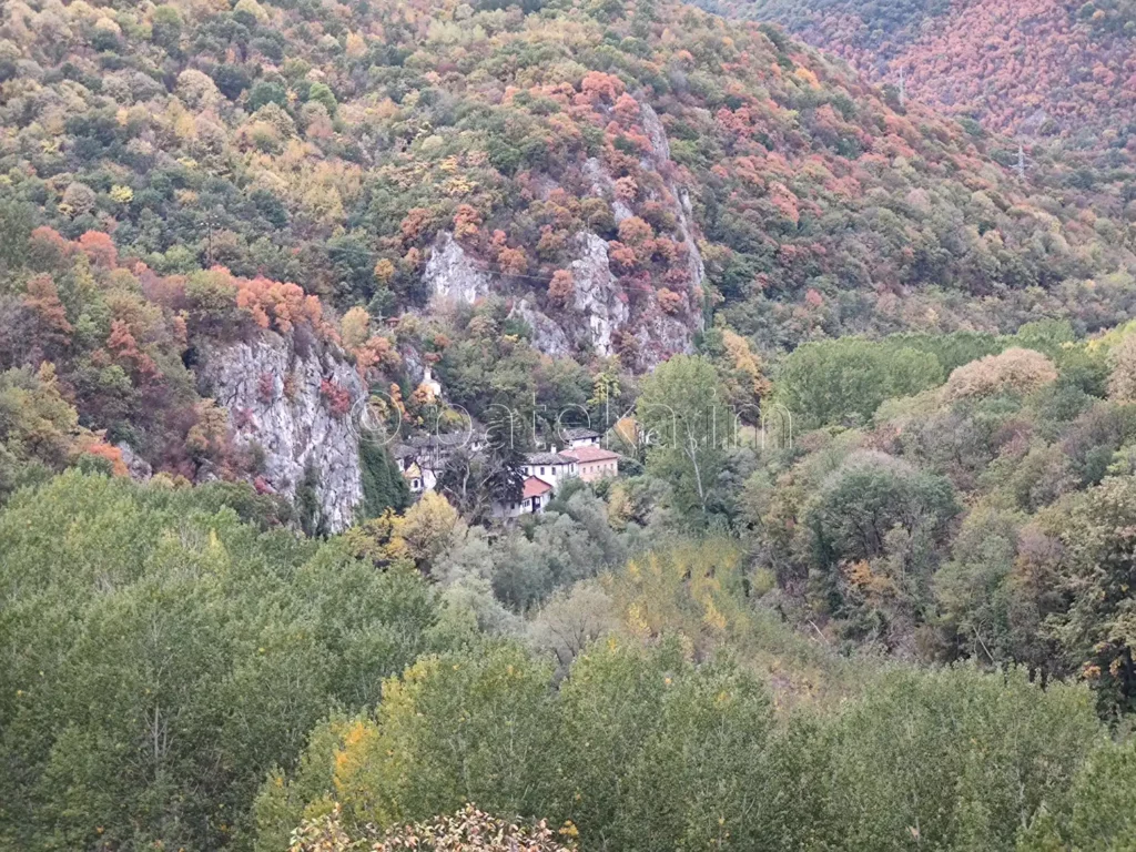 Гледка към Черепишкия манастир