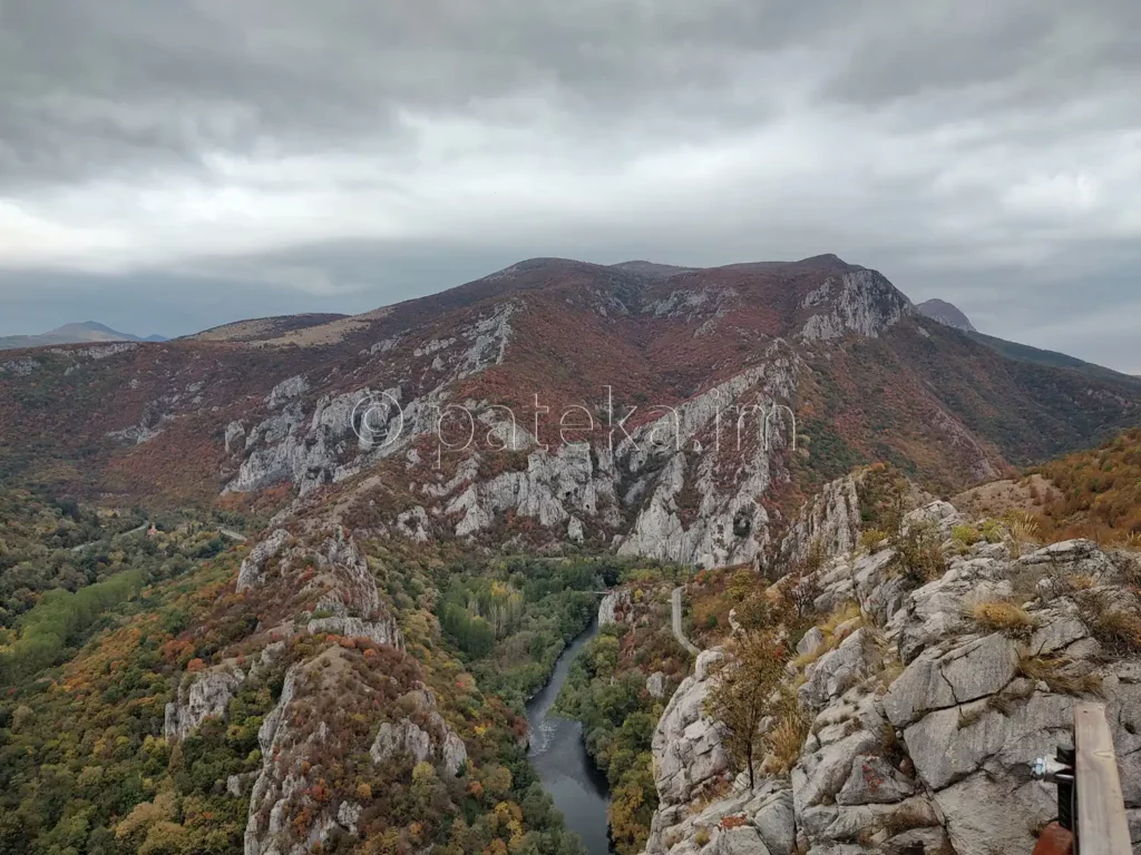 Гледка от панорамната площадка на екопътека Просечен камик