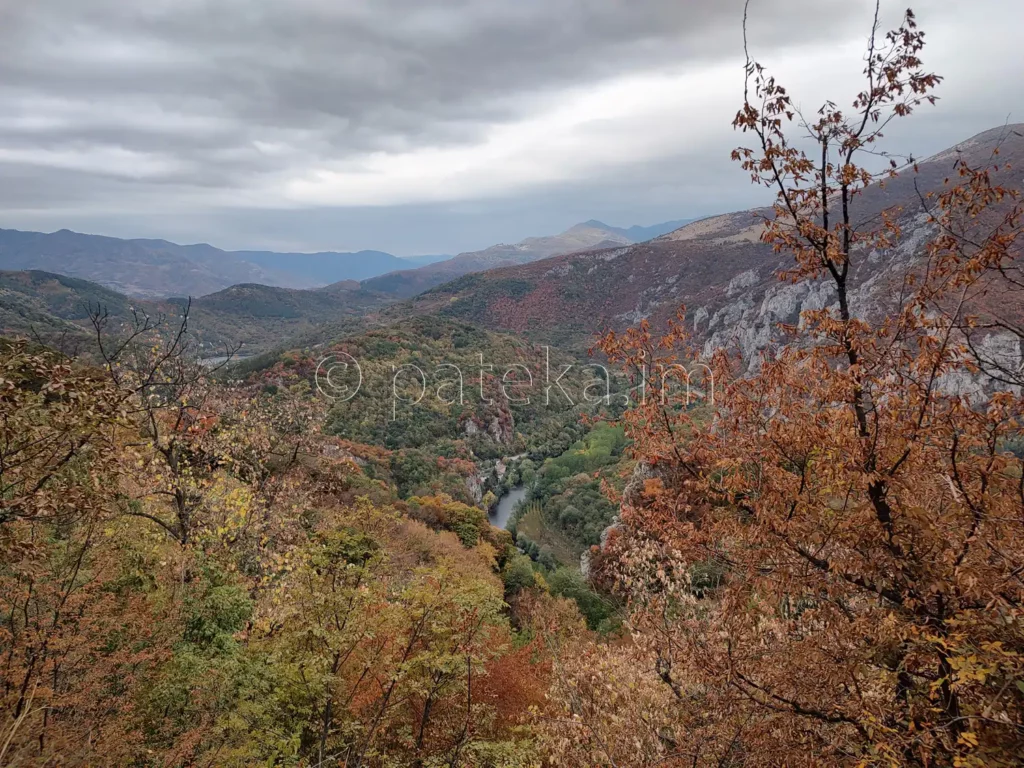 Есенна панорама към Искърското дефиле