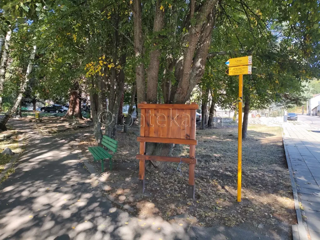 Табелките, насочващи вляво след моста